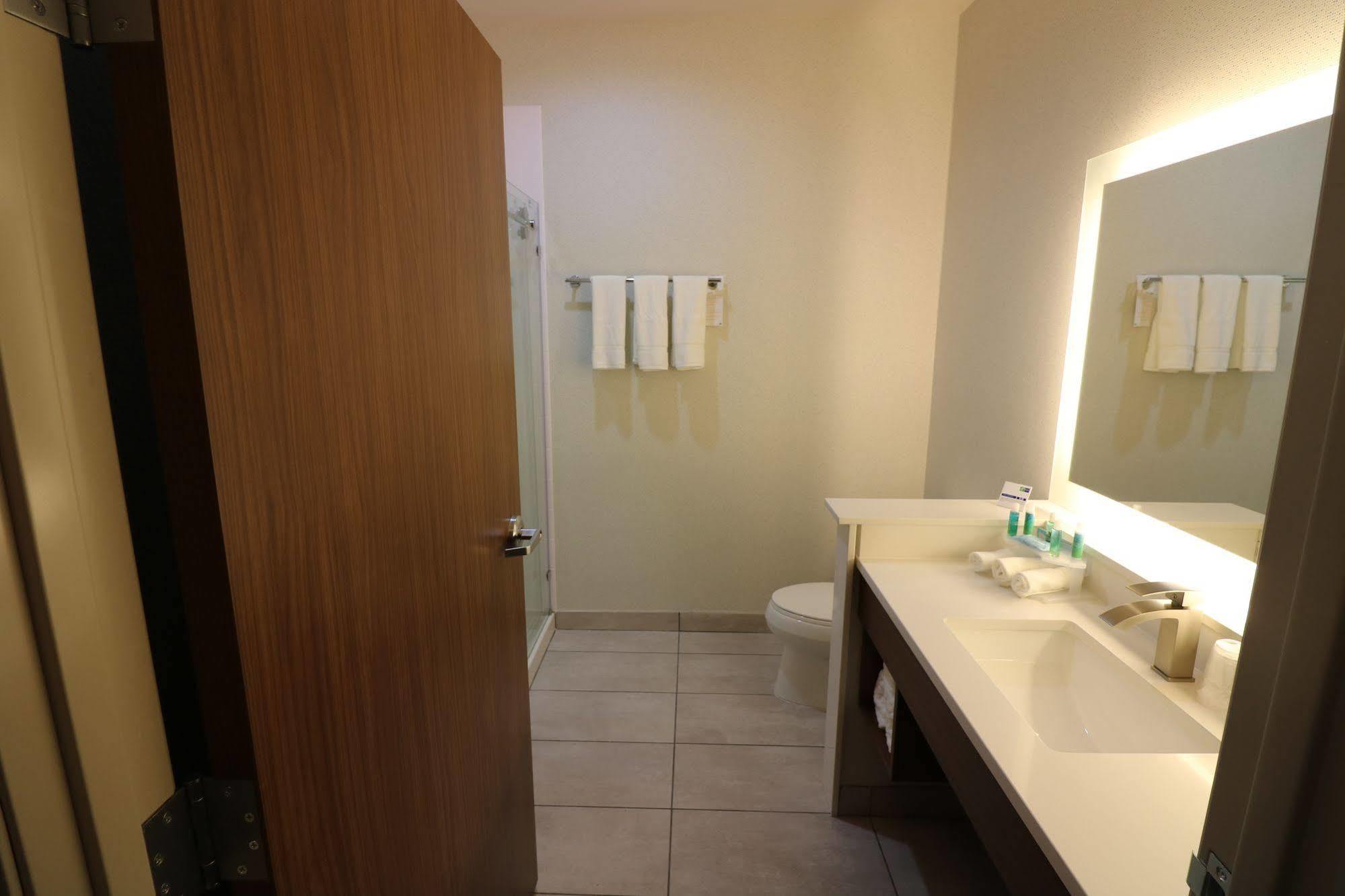 Holiday Inn Express & Suites - Coffeyville By Ihg Exterior foto